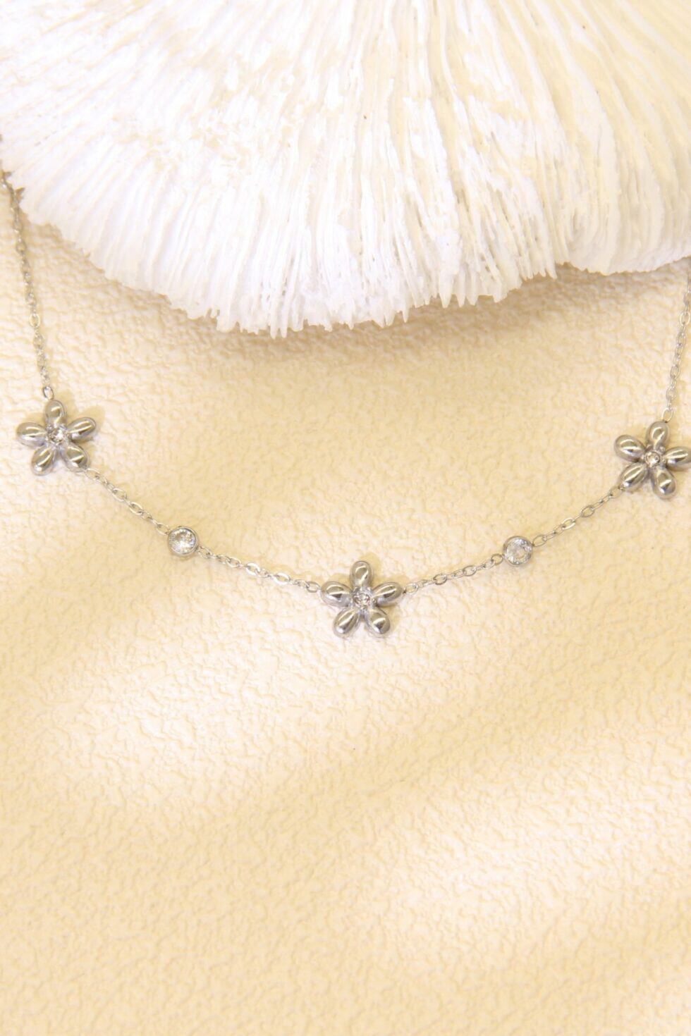Ανακαλύψτε το Lysea Silver Flower. Ένα κομψό Ατσάλινο Βραχιόλι Λουλούδι με Rhinestones σε ασημί χρώμα, αδιάβροχο και υποαλλεργικό, που προσφέρει λάμψη που δεν μαυρίζει.