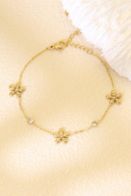 Ανακαλύψτε το Lysea Golden Flower. Ένα κομψό Ατσάλινο Βραχιόλι Λουλούδι με Rhinestones, αδιάβροχο και υποαλλεργικό, που προσφέρει διαχρονική λάμψη και στυλ.
