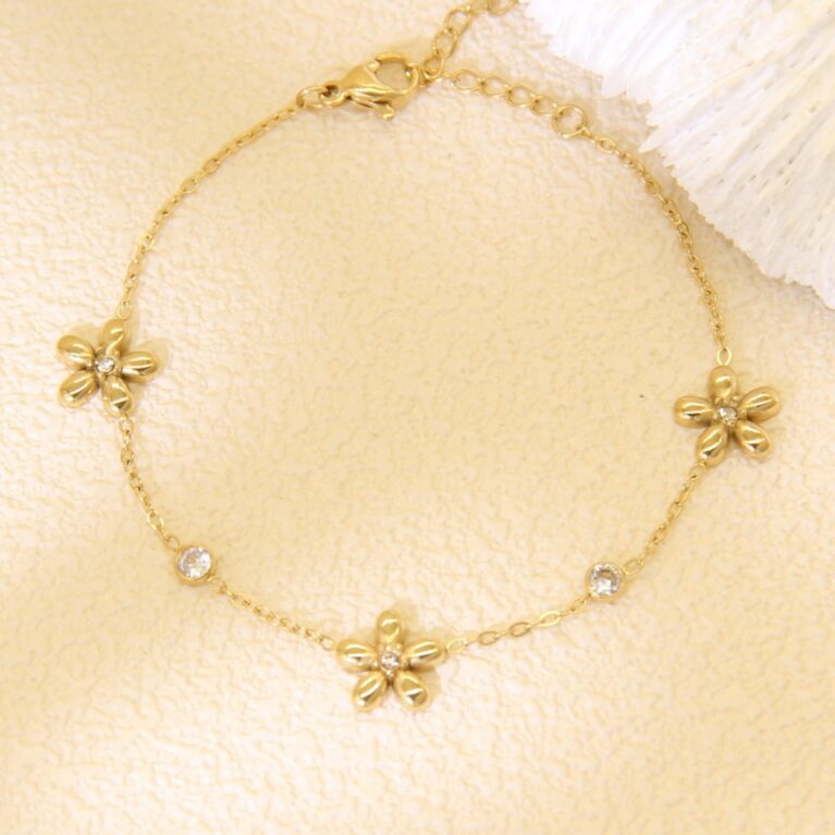 Ανακαλύψτε το Lysea Golden Flower. Ένα κομψό Ατσάλινο Βραχιόλι Λουλούδι με Rhinestones, αδιάβροχο και υποαλλεργικό, που προσφέρει διαχρονική λάμψη και στυλ.