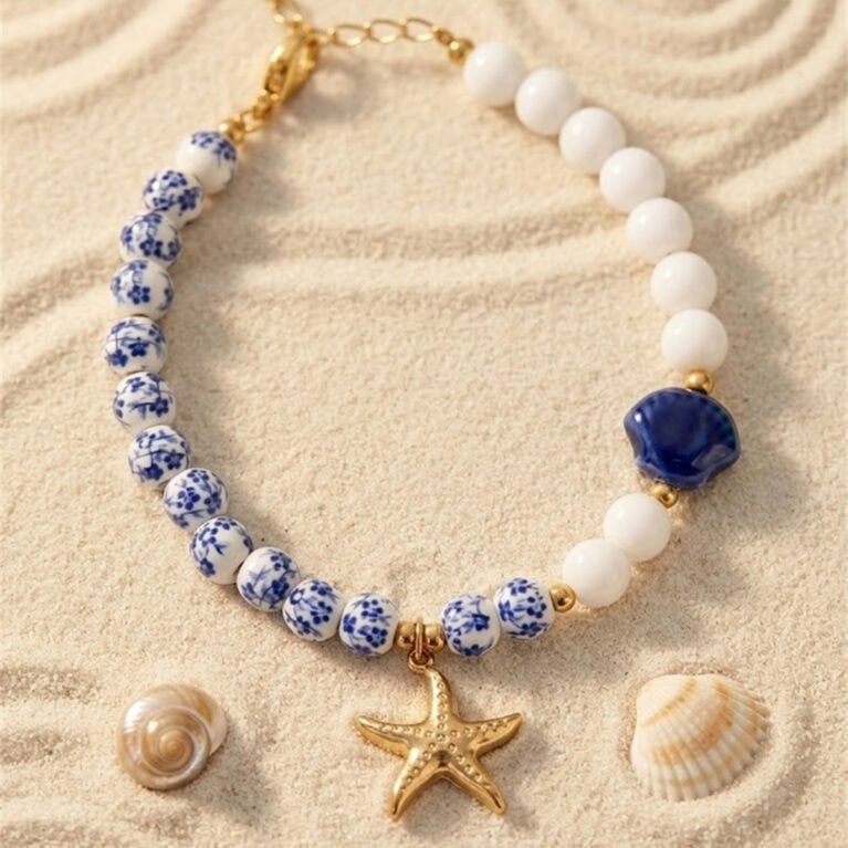 Ανακαλύψτε το Lysea Marina Pearl. Ένα χρυσό ατσάλινο βραχιόλι με αστερία και φυσικά μαργαριτάρια, αδιάβροχο και υποαλλεργικό. Λάμψη που αντέχει στη θάλασσα.