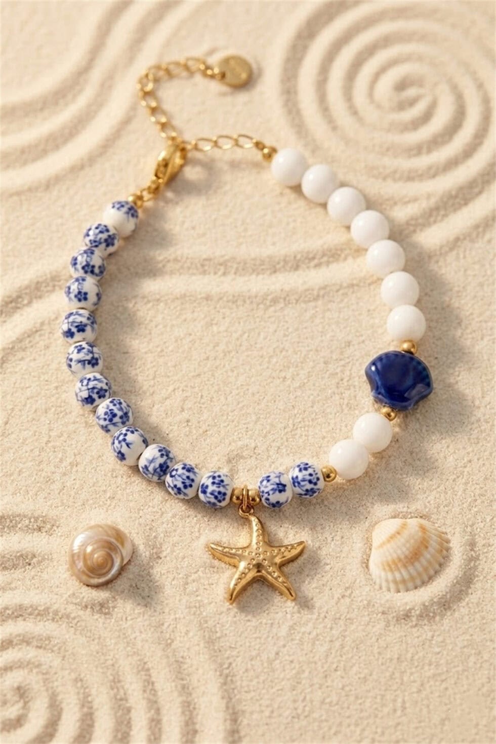 Ανακαλύψτε το Lysea Marina Pearl. Ένα χρυσό ατσάλινο βραχιόλι με αστερία και φυσικά μαργαριτάρια, αδιάβροχο και υποαλλεργικό. Λάμψη που αντέχει στη θάλασσα.