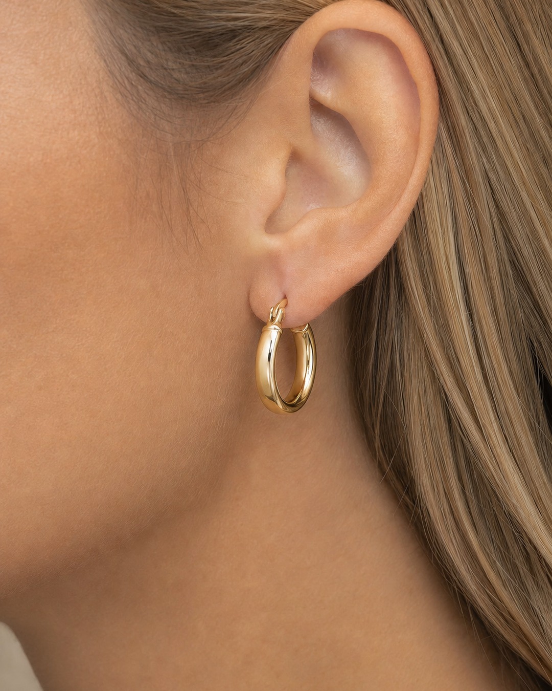 Γυαλιστεροί Επίχρυσοι Κρίκοι 14K 3 mm σε 15 έως 50 mm φορεμένο σε μοντέλο
