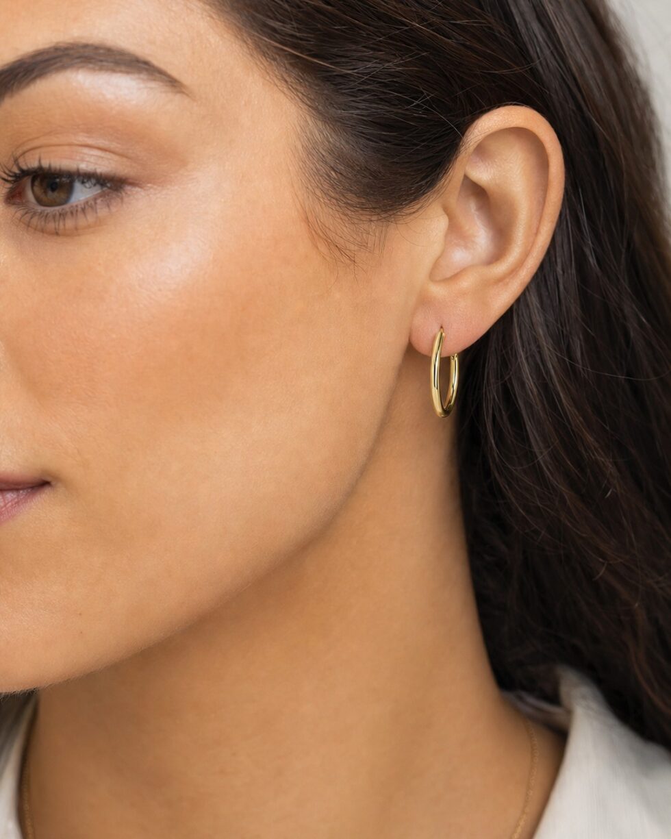 Λεπτοί Επίχρυσοι Κρίκοι 14K Πλάτους 1,2 mm σε 10 έως 16 mm φορεμένο σε μοντέλο