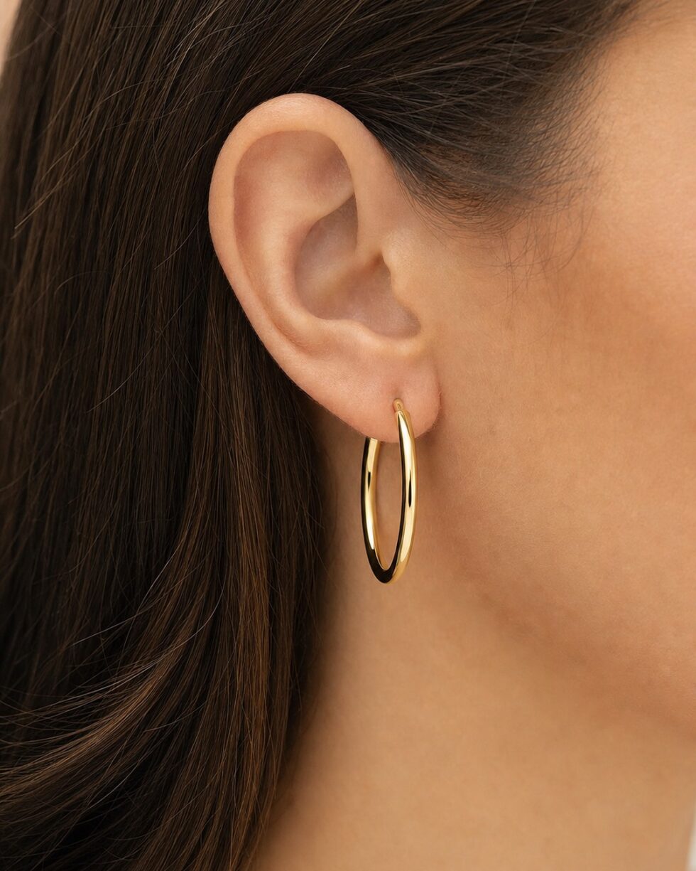 Επίχρυσοι Κρίκοι 14K Πλάτους 2 mm σε 18 έως 70 mm φορεμένο σε μοντέλο