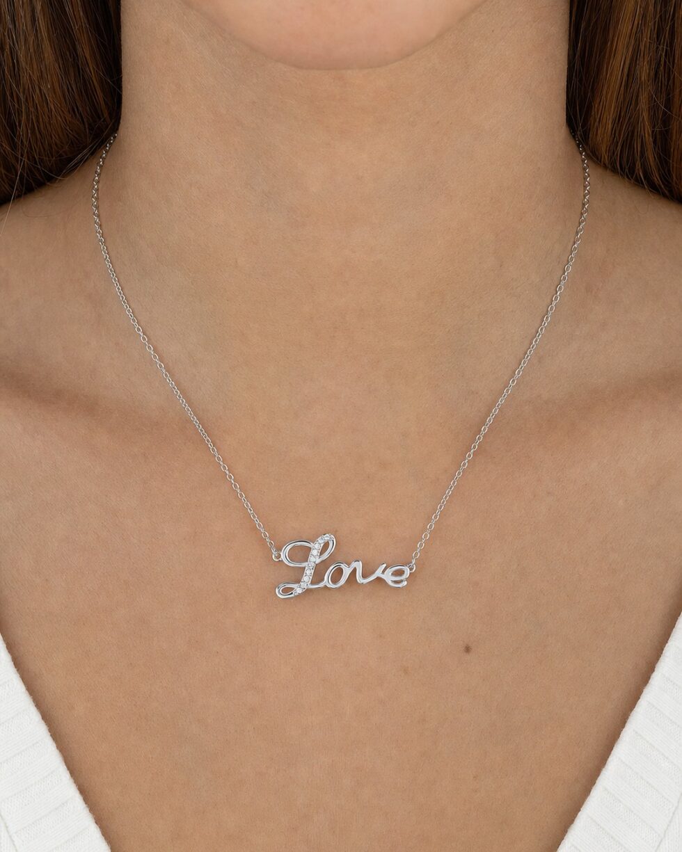 Κολιέ LOVE με Λευκά Ζιργκόν σε Ασημί, Χρυσό 14K ή Ροζ Χρυσό φορεμένο σε μοντέλο