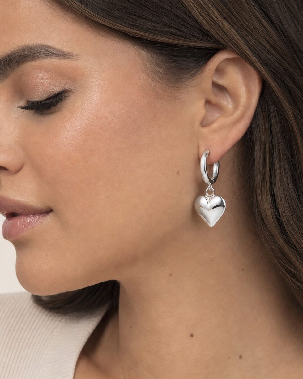 Κρίκοι με Κρεμαστή Καρδιά 13 x 15 mm σε Χρυσό 14K ή Ασημί φορεμένο σε μοντέλο