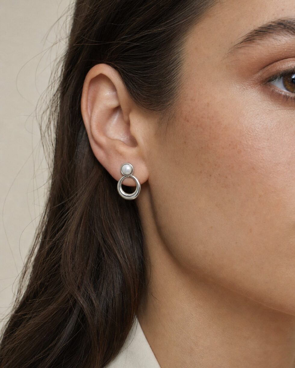 Καρφωτά Σκουλαρίκια με Λευκή Πέρλα 20 x 13 mm σε Χρυσό 14K ή Ασημί φορεμένο σε μοντέλο