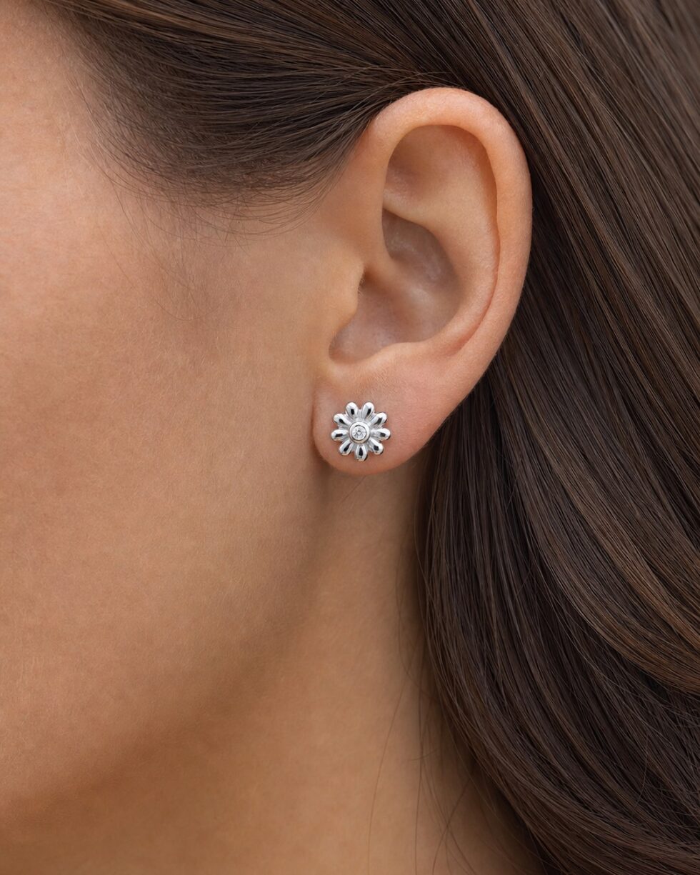 Καρφωτά Σκουλαρίκια Λουλούδι 7 mm 0,9 g σε Χρυσό 14K ή Ασημί φορεμένο σε μοντέλο