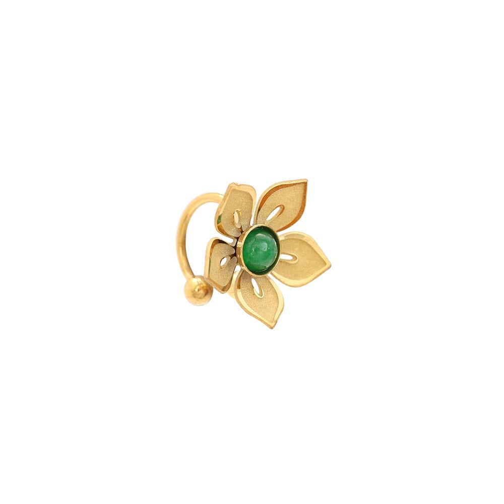 Ear Cuff Πικροδάφνη από Ατσάλι 316L με Λουλούδι με Πέντε Μυτερά Πέταλα και Πράσινη Φυσική Πέτρα στο Κέντρο σε Χρυσό
