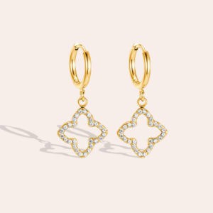Κρίκοι Χρυσάνθη από Ατσάλι 316L με Κρεμαστό Διάτρητο Τετράφυλλο από Ζιργκόν σε Μικρή Αλυσίδα 2,6 cm σε Χρυσό ή Ασημί