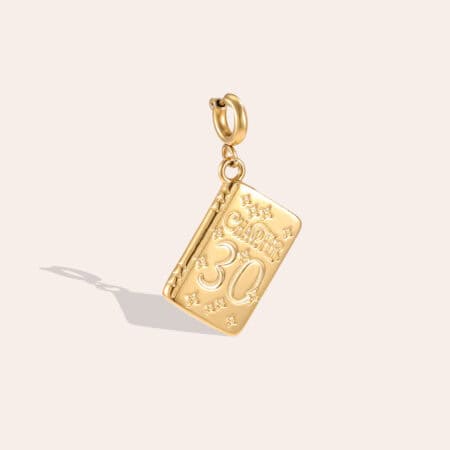 Charm Φαίη από Ατσάλι 316L σε Σχήμα Βιβλίου με Ανάγλυφο Εξώφυλλο και Κούμπωμα 16 mm σε Χρυσό