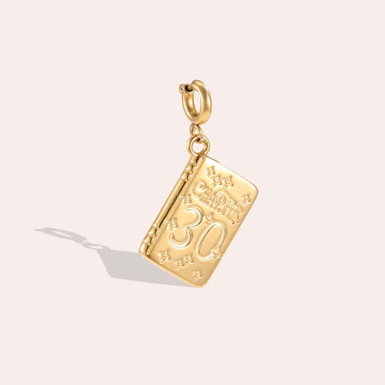Charm Φαίη από Ατσάλι 316L σε Σχήμα Βιβλίου με Ανάγλυφο Εξώφυλλο και Κούμπωμα 16 mm σε Χρυσό