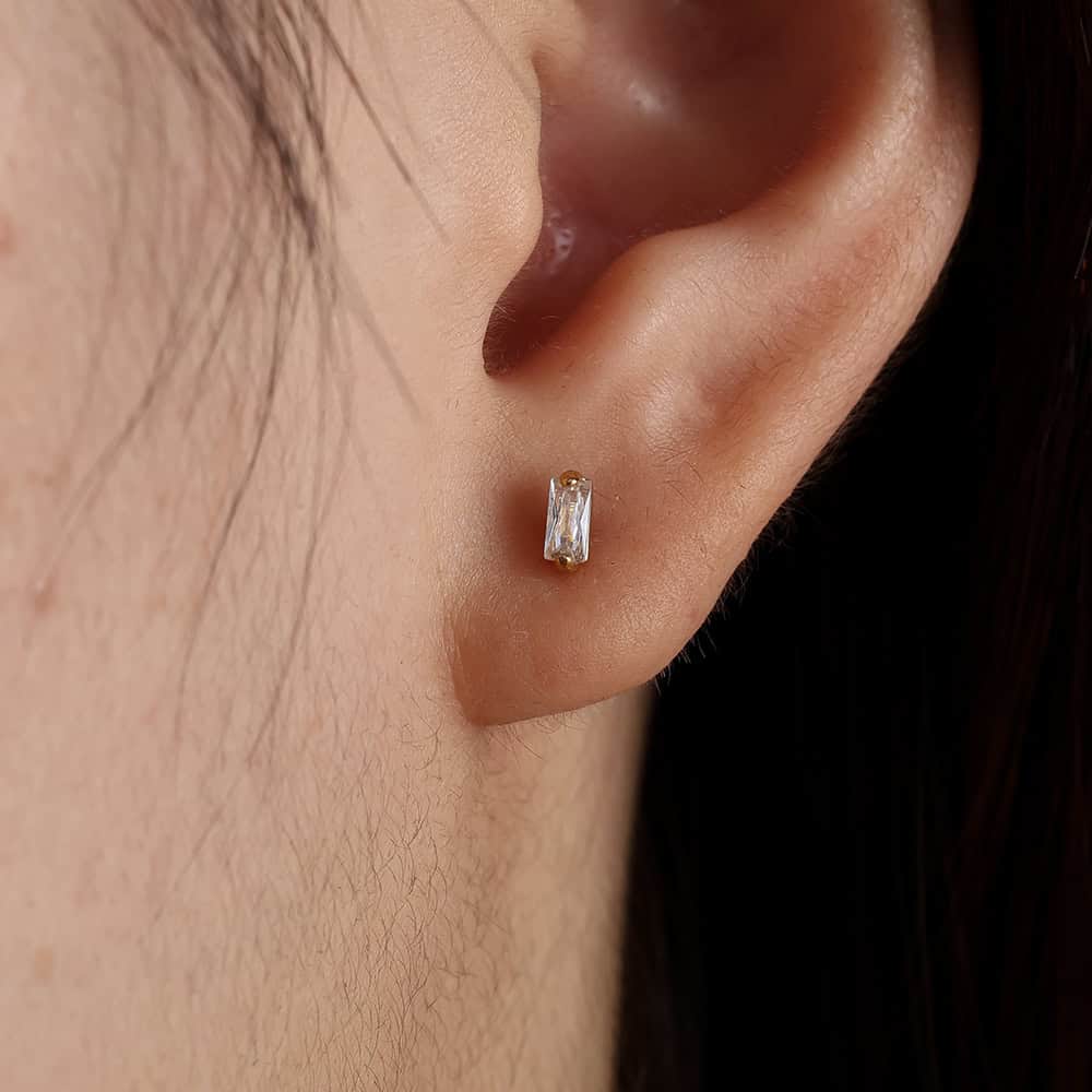 Piercing Αίγλη από Ατσάλι 316L με Ένα Ορθογώνιο Ζιργκόν σε Κοπή Μπαγκέτα σε Χρυσό ή Ασημί - Image 4