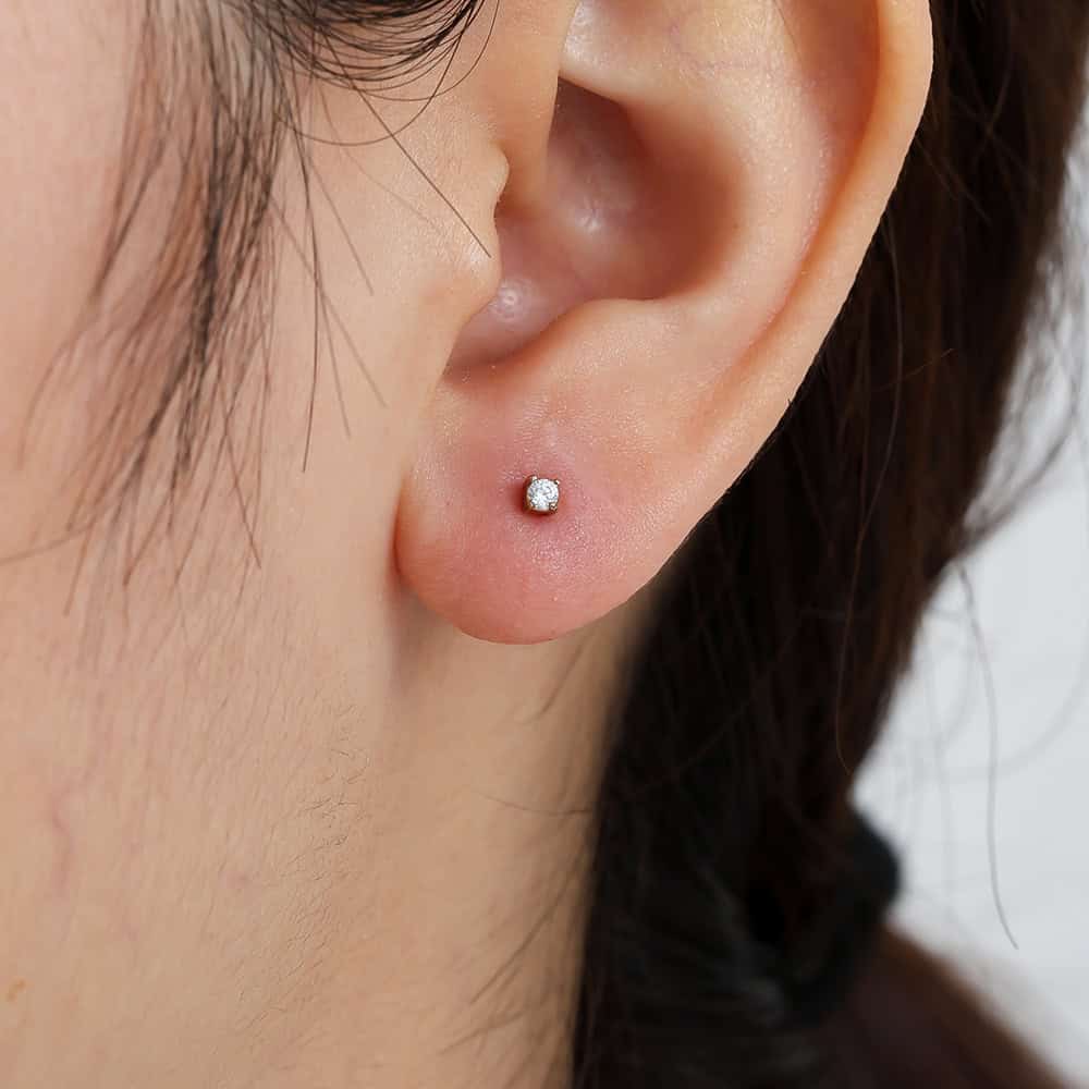 Λιτό Piercing Δροσίδα από Ατσάλι 316L με Ζιργκόν 2 mm σε Τέσσερα Νύχια και Βιδωτή Μπίλια σε Χρυσό - Image 3