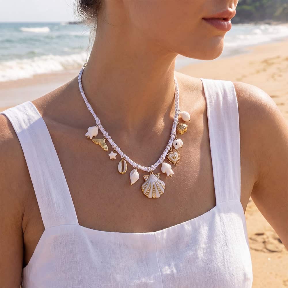 Κολιέ Λυσιδίκη με Λευκό Πλεκτό Κορδόνι και Κρεμαστά από Ατσάλι 316L: Μεγάλη Αχιβάδα, Ουρά Γοργόνας και Κοχύλια 40 cm σε Χρυσό - Image 4