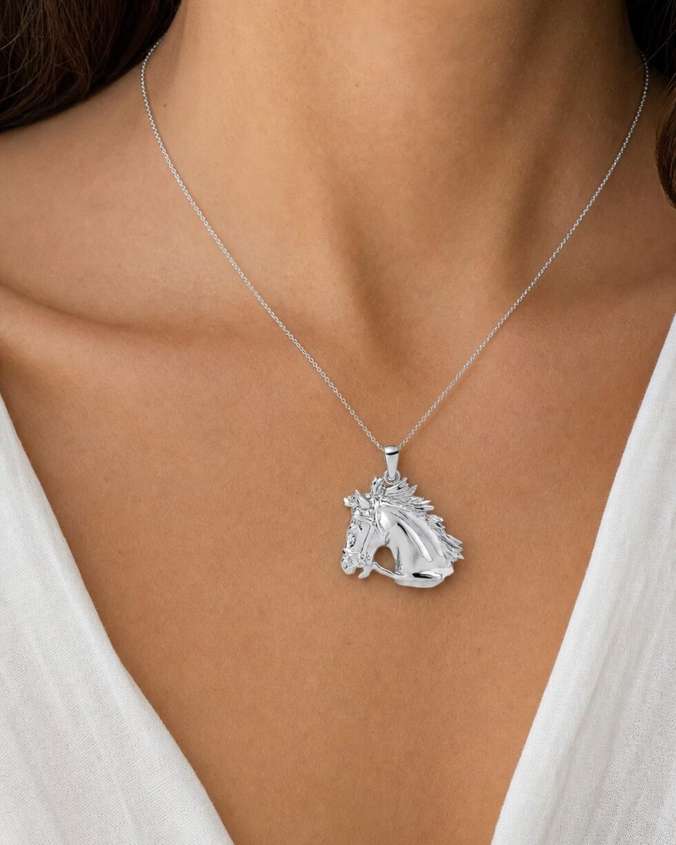 Μενταγιόν Κεφάλι Αλόγου Ασήμι 925 σε Χρυσό ή Ασημί – Με Αλυσίδα 42–45 cm φορεμένο σε μοντέλο